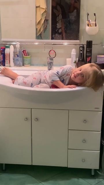 Я буду здесь спать 🛏️🤣 #тройняшки #двойняшки #близняшки #сестры #многодетнаясемья #дети #мамаблог