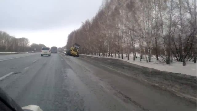 1503 На трассе М-52 при въезде в Бердск трактор