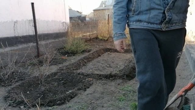 VLOG:25/Уборка во дворе/Вывозим золу/Гуляем/Готовим плов на ужин|