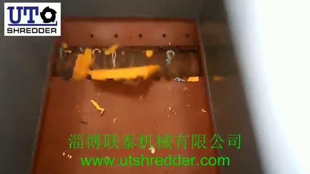 Single-axis shredder tears plastic waste