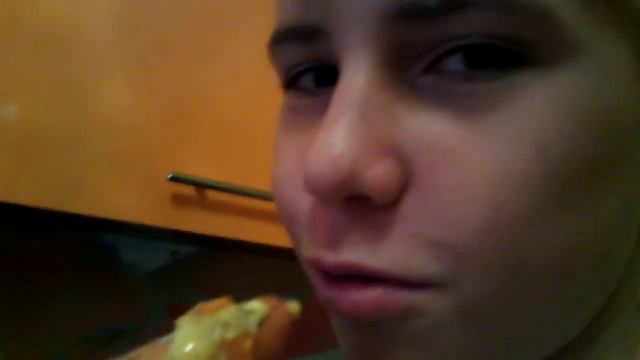 простой обед (не мытая морковка с соусами и солью)