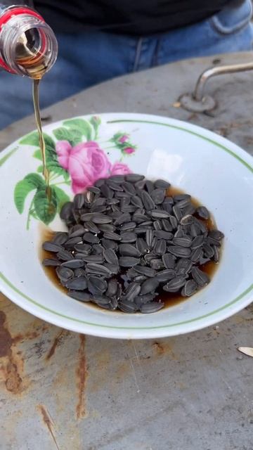 Как быстро почистить семечки