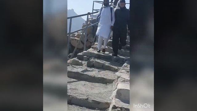 Мекке қаласы Нұр тауы хира үңгірі алғашқы аят түскен жер.