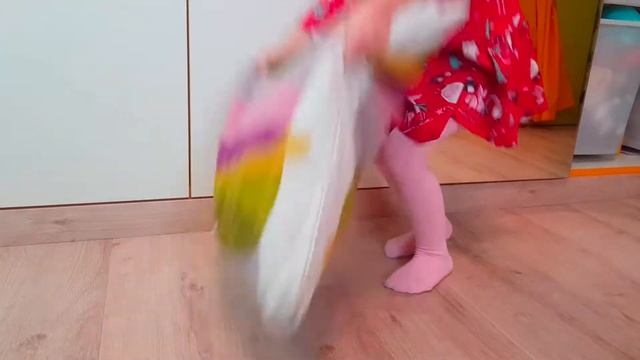 Юнона играет и шутит с маленькой, пол это лава