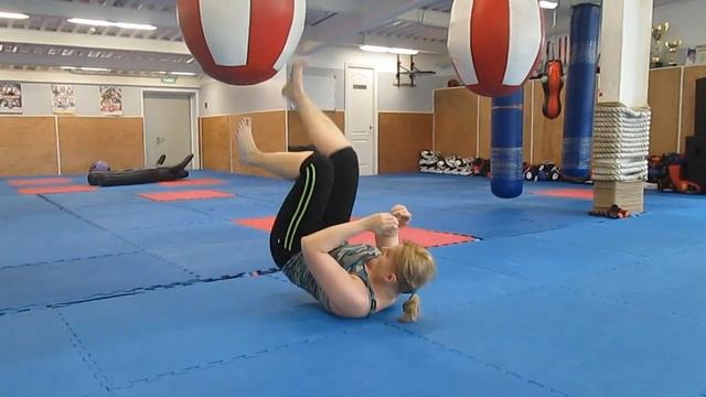 Качаем пресс с боксёрской грушей