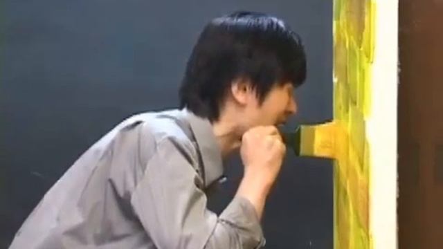 Ким Бом кричит на желтую краску. вот и всё.