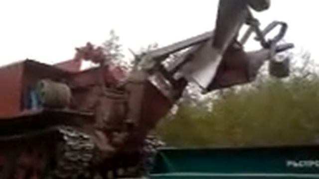 Трактор ЛХТ загоняют на трал