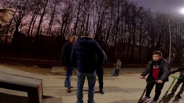 яжебатя устроил разборки в скейтпарке