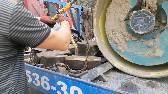 Работает манипулятор. Погружаем и выгружаем каток весом 4 тонны.