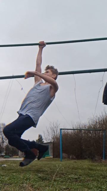 Подтягивания на одной руке 😜 #турник #воркаут #спорт #мотивация #подтягивания #калистеника #брусья