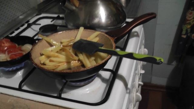 ГОТОВИМ ЖАРЕНУЮ КАРТОШКУ НА ПОДСОЛНЕЧНОМ МАСЛЕ.