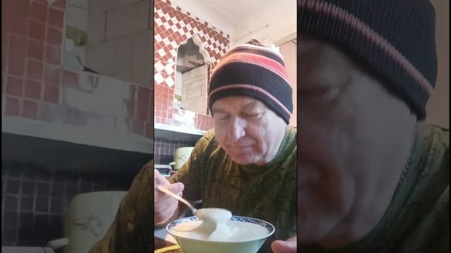 Ем манную кашу вприкуску клубнику.