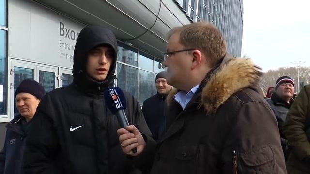 Все хотят на матчи «Автомобилиста»: общаемся с болельщиками, которые стоят в очереди за билетами