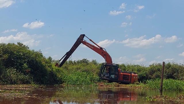 Beko Eksavator Amphibious Excavator Alat Berat HITACHI ZX 210 F Normalisasi Outlet Sungai Pelalawan