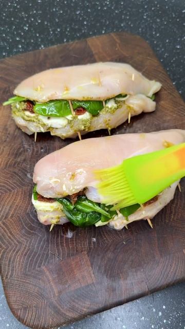 Куриные грудки фаршированные моцареллой, вяленными томатами и соусом песто. Рецепт в описании.