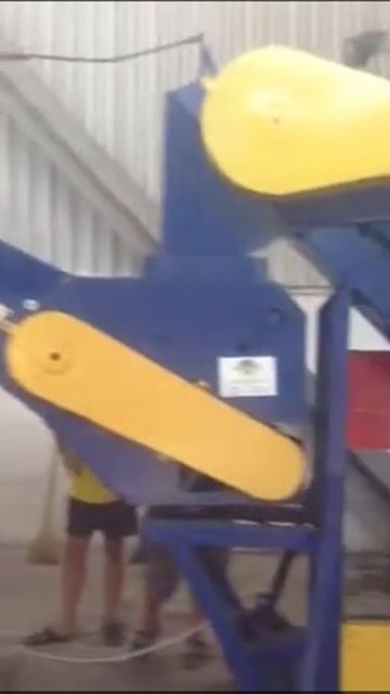 Загрузка контейнера зернометателем