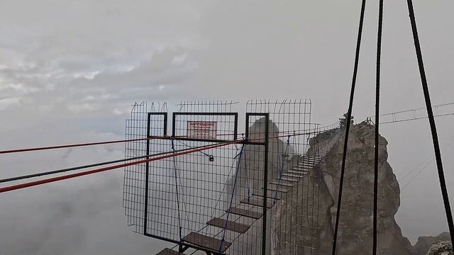 Канатная дорога на Ай-Петри в облаках.