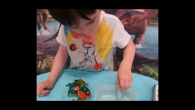 Юрочка и динозаврик Тони. Выращиваем сад из кристаллов для динозавров