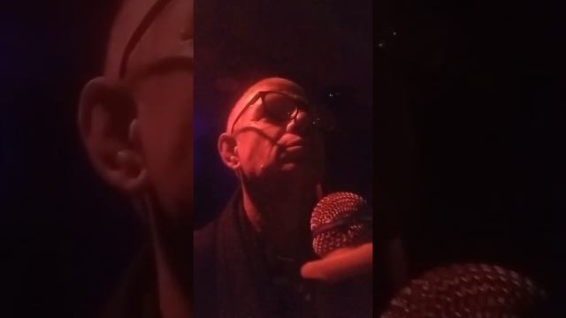 Она так красива.