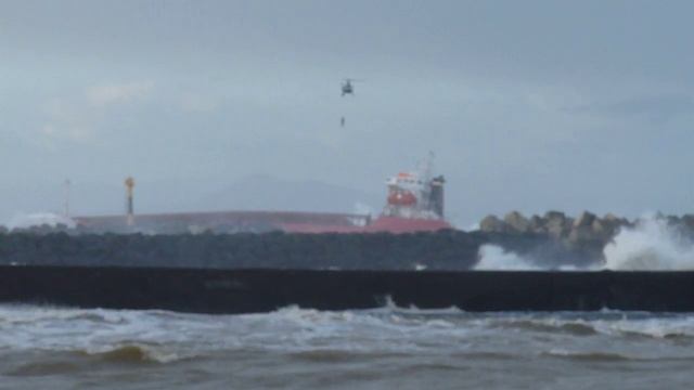 10H38 DEBUT Du Naufrage ANGLET  05/02/2014 LUNO Premieres Impactes Sur La Digue Puis Casse Du Cargo