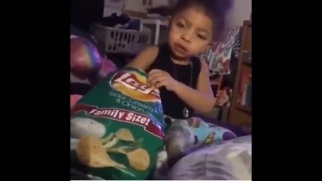 Ребёнок ест чипсы