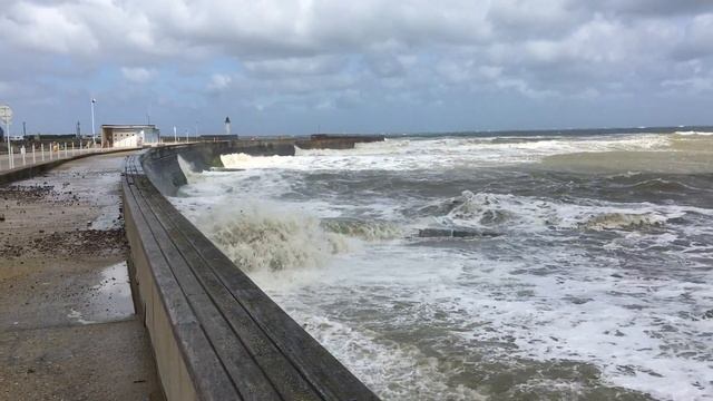 Сильные волны на набережной Сен Валери ан Ко