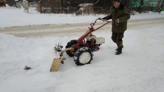 Подчистка  снега , прогулка.