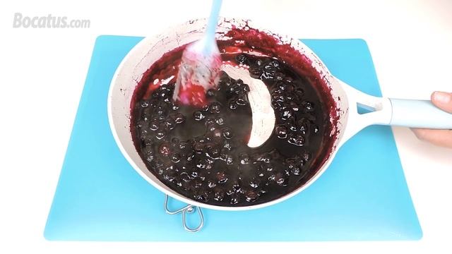 Panacota De Chocolate Blanco Con Salsa De Arándanos