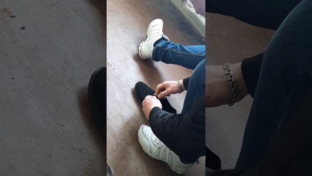 Пидуст учиться завязывать шнурки