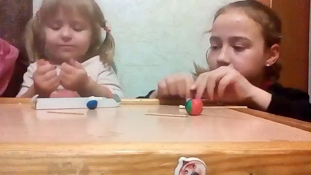 Делаем чупа чупсы из пластилина.