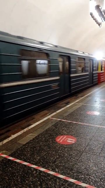 Технический поезд метро - Диагностический поезд-лаборатория «Синергия-2» проезжает мимо станции.