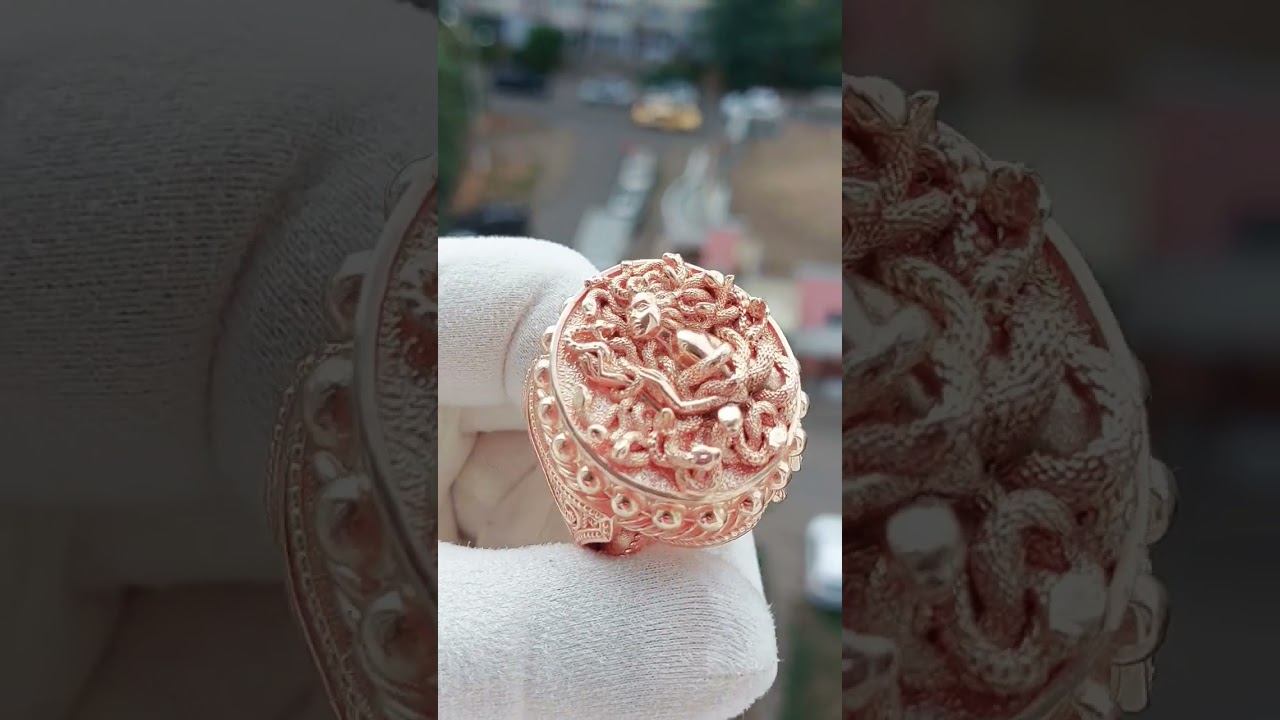 Золотая печатка с медузой горгоной. Вес 104 грамм.