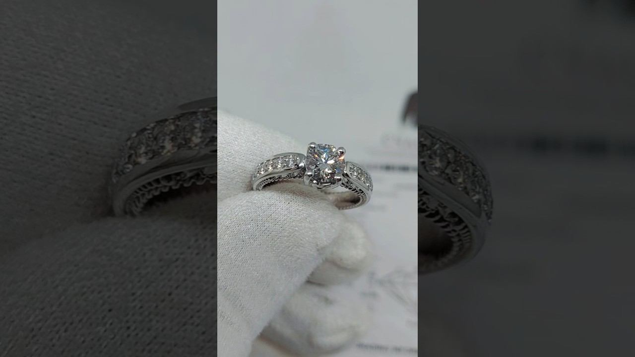 Кольцо с бриллиантом 1 карат. Маленькие камни 14 шт 2 мм.