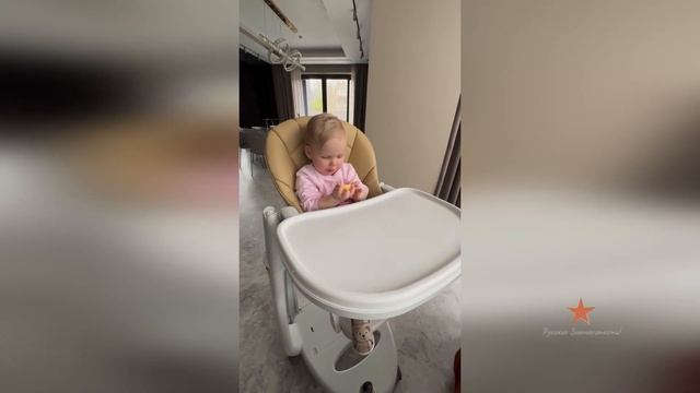 Дочка Ольги Орловой кушает грушу!