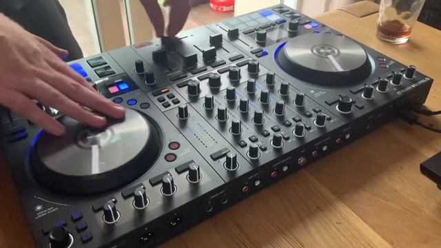 Scratching Sesh On Traktor S4 MK3