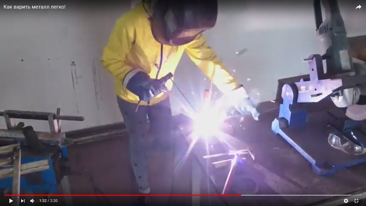 Девочка учит варить металл