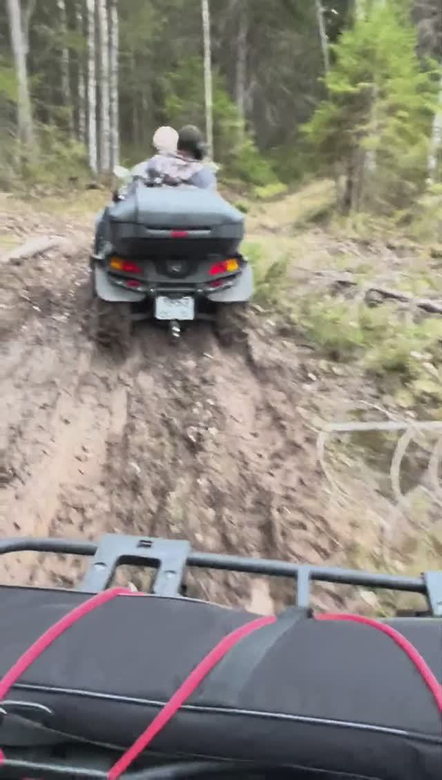 На квадроциклах