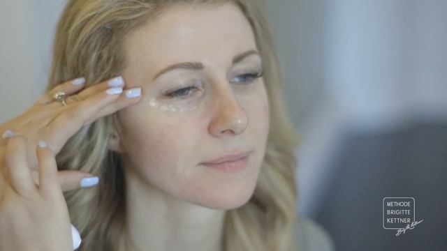 EYE REJUVENATOR The Anti-aging Tool Of The Future That Every Girl Needs!