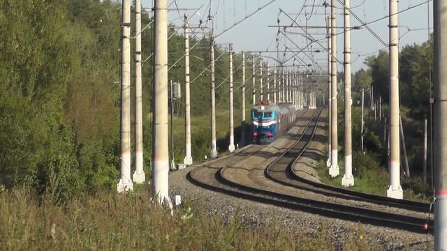 Электровоз ЧС7-026 с фирменным поездом 