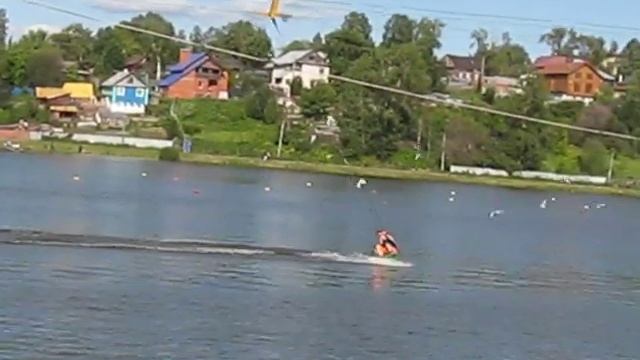 Серфинг на проволоке (вейкбординг) на Мотовилихинском пруду