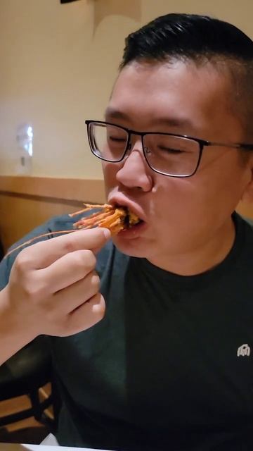How To Eat Deep Fried Shrimp Head #shorts