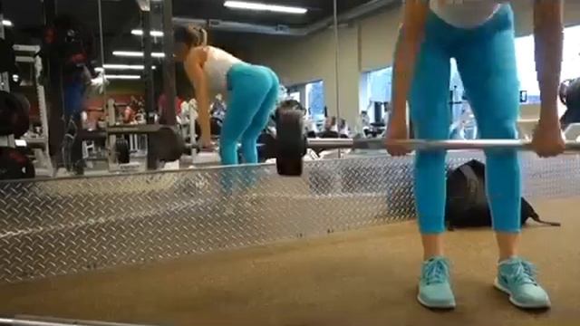 Девушка в КАЧАЛКИ