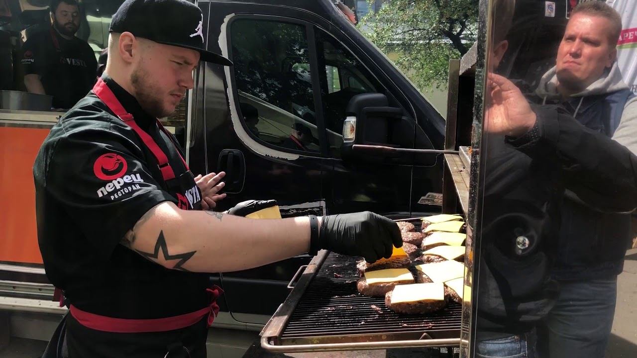 Бургер на жарочной решетке пластины в хоспере Веста