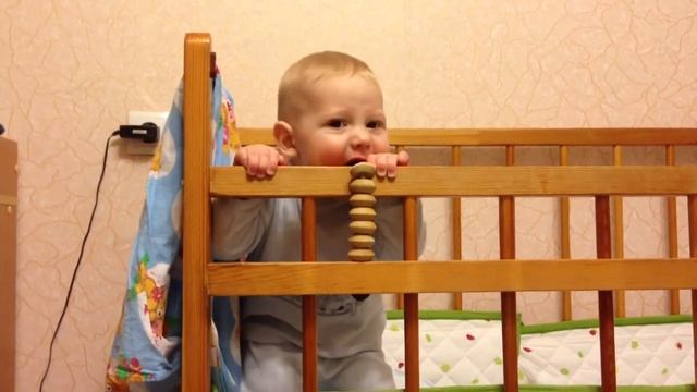 у Марка режутся зубы... Кусает всё подряд... :-)