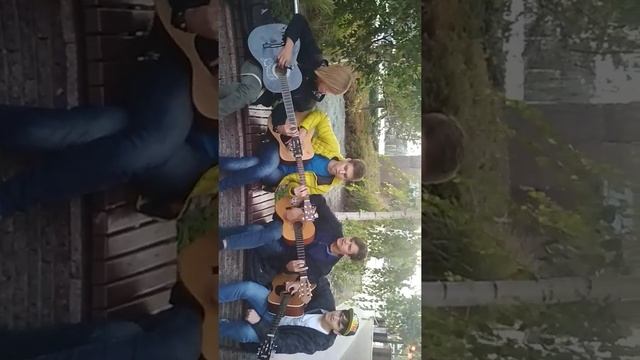 Наш мир,,,,,,,,,,молодые парни не бухают не колятся просто ох,,,,,но играют на гетаре и поют