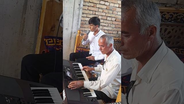 суруди саропо охи сузонам худойо.Орзубек Саидов шогирди бехтарини Субхони Саид