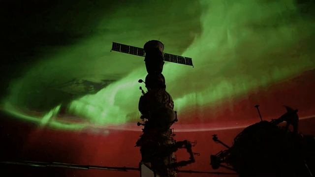 Пролёт МКС над роем полярных сияний.