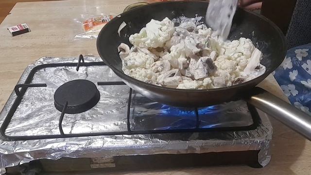 фкусная минутка-закипанка из сёмги с цветной капустой и .....