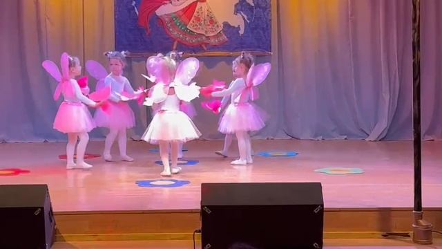 Танец «Бабочки и ветерок