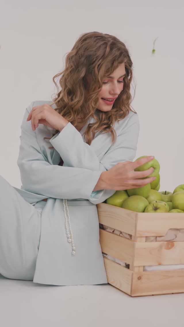 NEW IN – классический жакет из смесового льна в самом трендовом цвете сезона небесно-голубом.